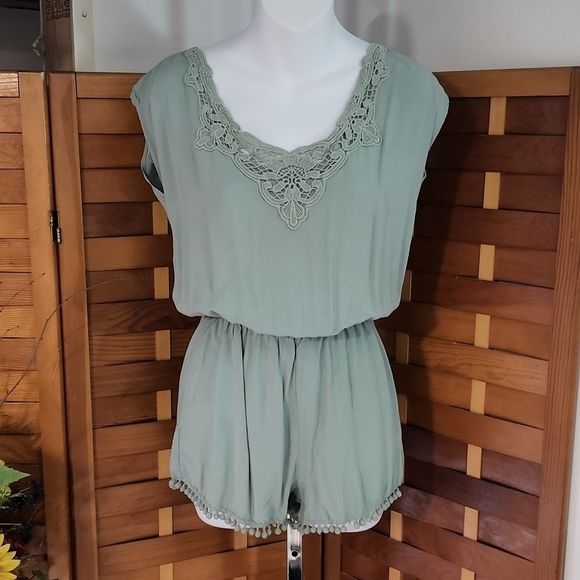 Shorts romper in sage green - Picture 2 of 12
